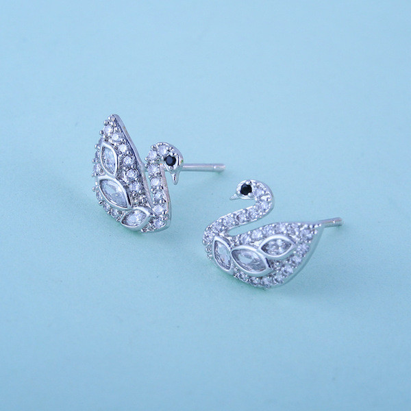 Moodsad naiste kividega luigekujulised kõrvarõngad