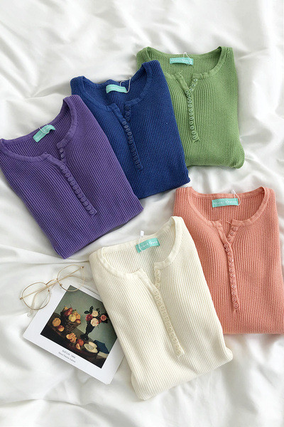 Ležerna ženska pripijena bluza s gumbima