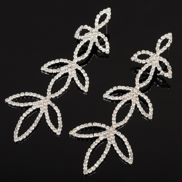 Elegáns női lógó fülbevaló levelek formájában