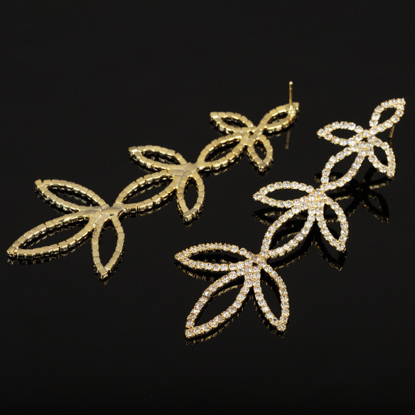 Elegáns női lógó fülbevaló levelek formájában