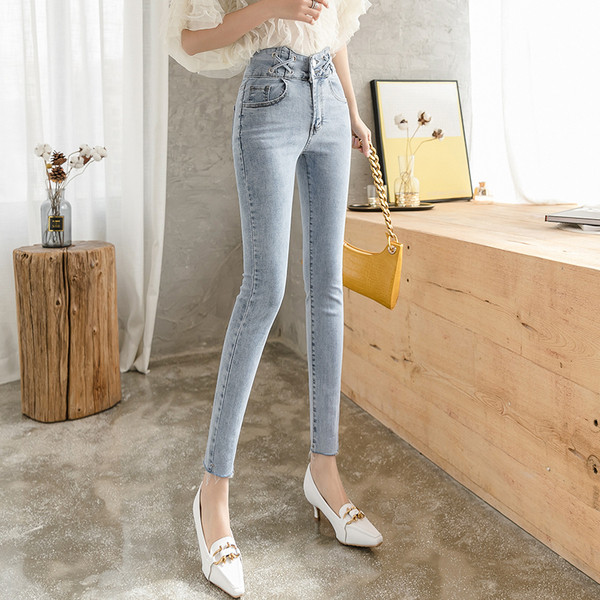 Upijene ženske lagane traperice s visokim strukom i vezicama