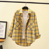 Įprasti moteriški languoti marškiniai su klasikine apykakle ir kišenėmis