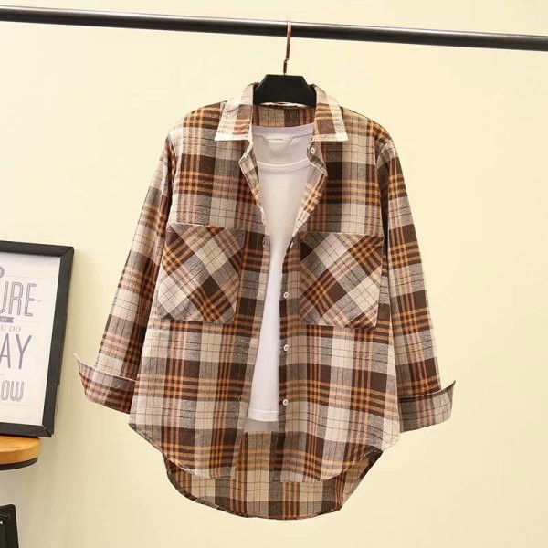 Įprasti moteriški languoti marškiniai su klasikine apykakle ir kišenėmis