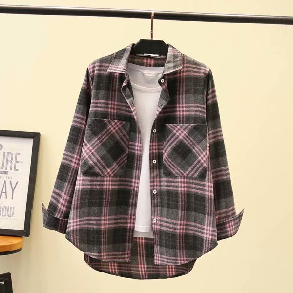 Įprasti moteriški languoti marškiniai su klasikine apykakle ir kišenėmis