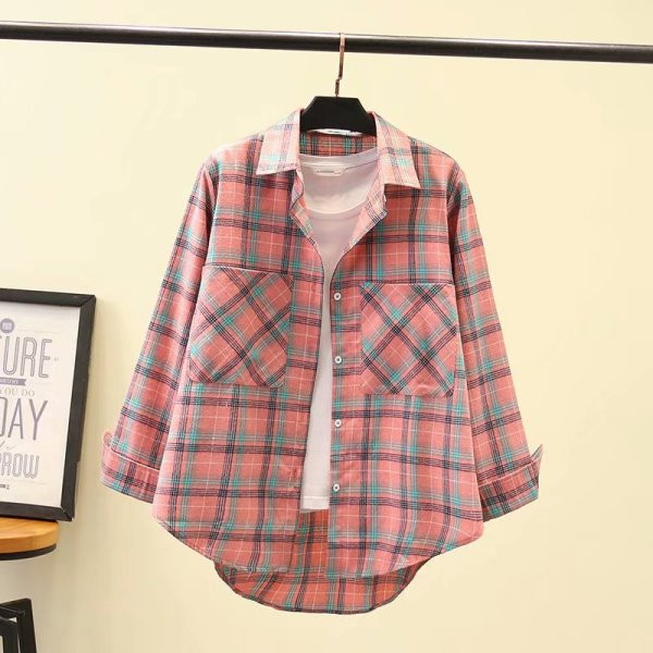 Įprasti moteriški languoti marškiniai su klasikine apykakle ir kišenėmis