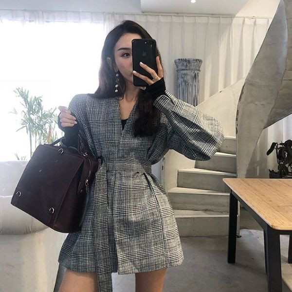 Geaca de dama in carouri eleganta cu curea