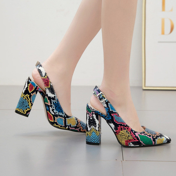 Modern női szandál hegyes modell kígyómintával