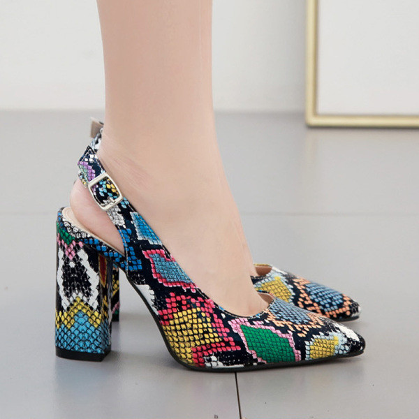 Modern női szandál hegyes modell kígyómintával