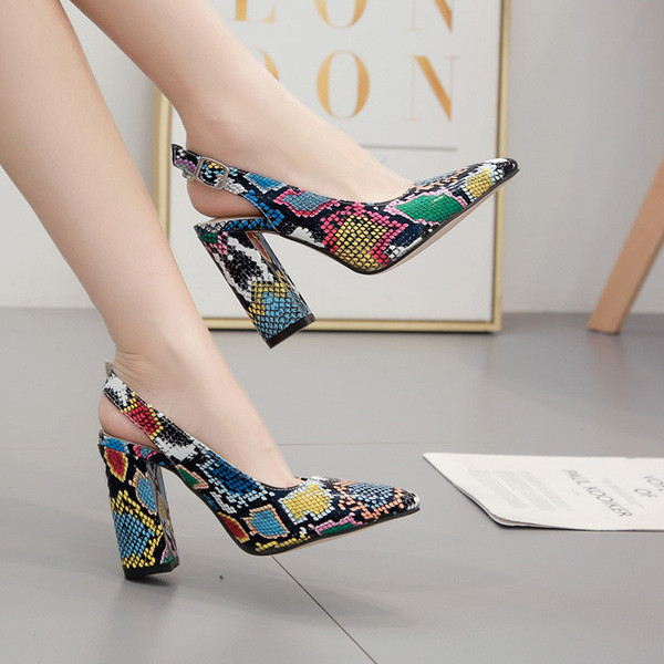 Modern női szandál hegyes modell kígyómintával