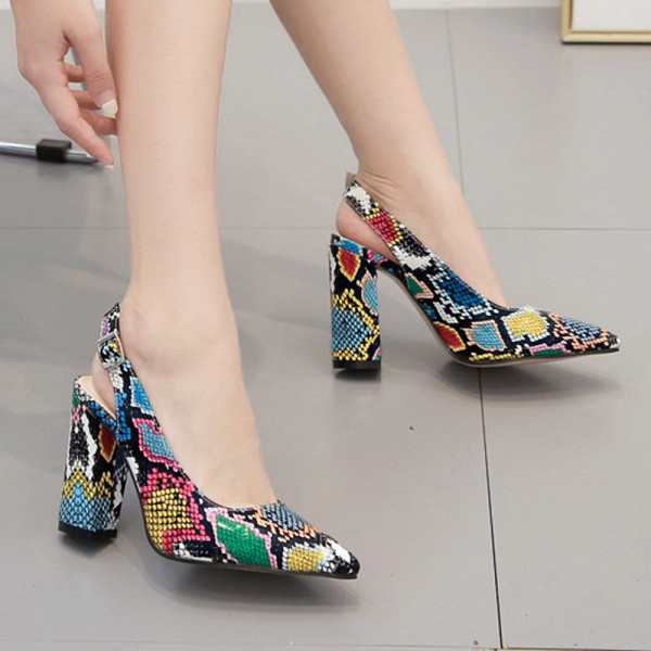 Modern női szandál hegyes modell kígyómintával