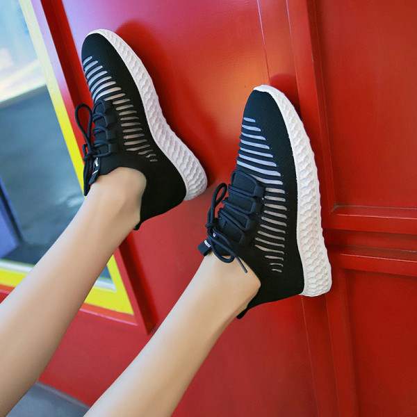 Pavasariniai moteriški sportbačiai lygiais padais ir spalvingais kaklaraiščiais