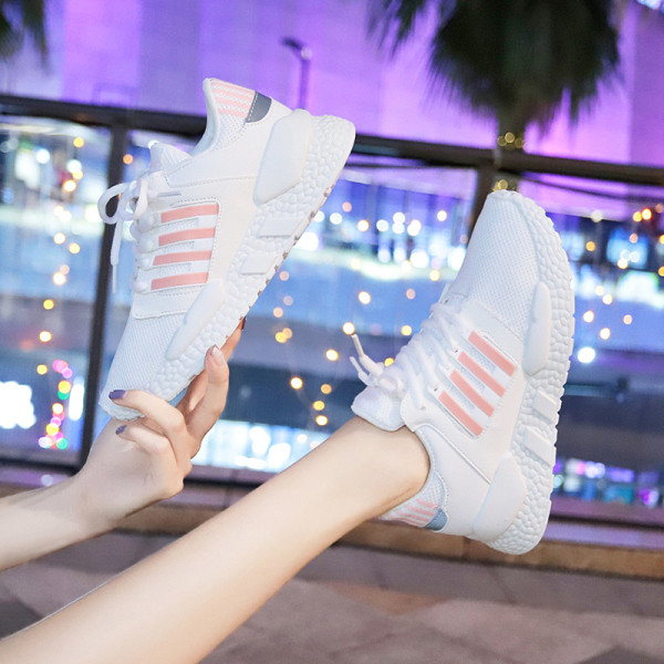 Sportos-alkalmi női tornacipő lapos talppal, színes szalagokkal