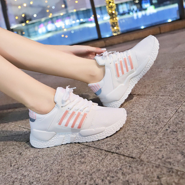 Sportos-alkalmi női tornacipő lapos talppal, színes szalagokkal