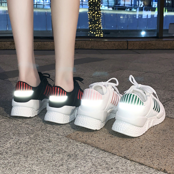 Sportos-alkalmi női tornacipő lapos talppal, színes szalagokkal