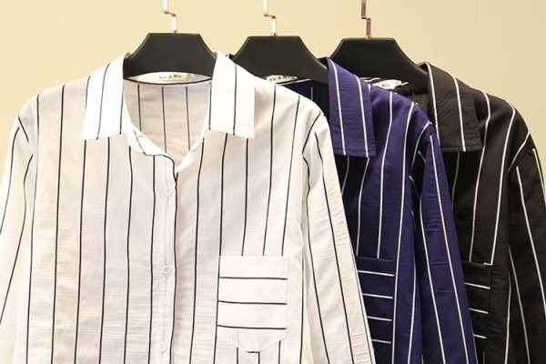 Cămașă lungă de damă modernă model asimetric cu mâneci lungi și buzunar