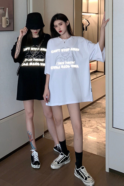 Széles női póló rátéttel, fényvisszaverő felirattal