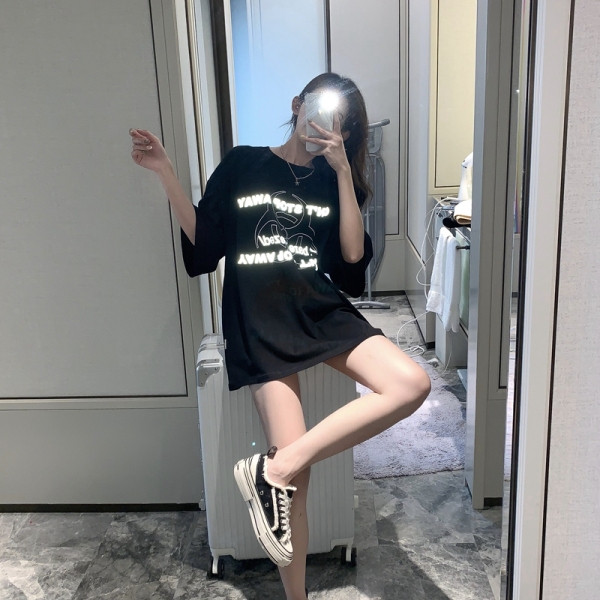 Széles női póló rátéttel, fényvisszaverő felirattal