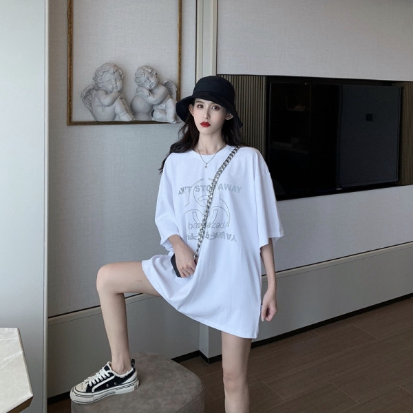 Széles női póló rátéttel, fényvisszaverő felirattal