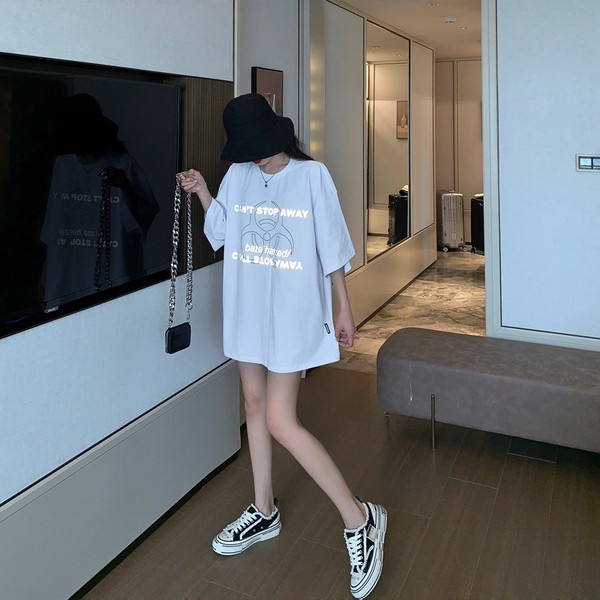 Széles női póló rátéttel, fényvisszaverő felirattal