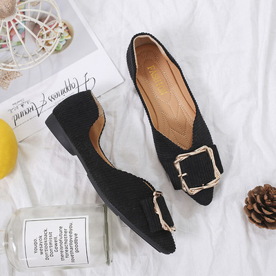 Modernūs moteriški batai plokščiu padu - smailus modelis ir metalinis elementas