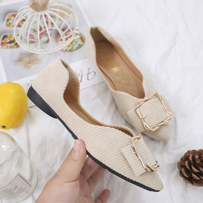 Modernūs moteriški batai plokščiu padu - smailus modelis ir metalinis elementas