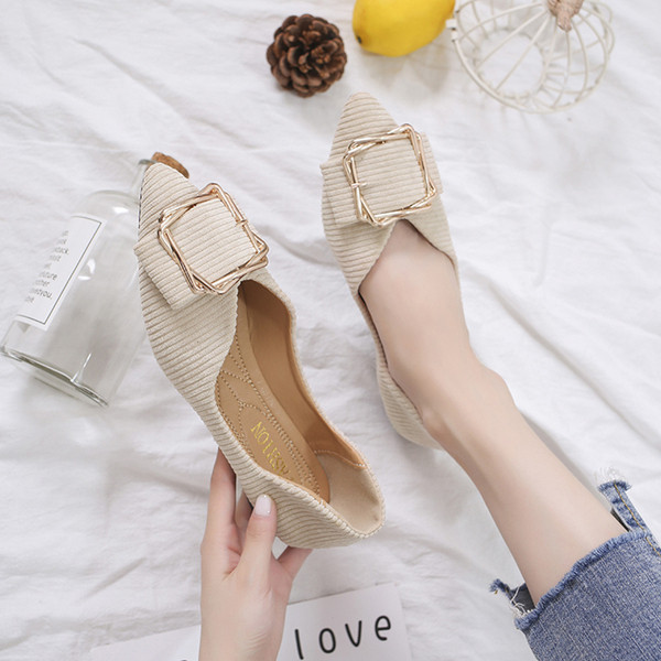 Modernūs moteriški batai plokščiu padu - smailus modelis ir metalinis elementas