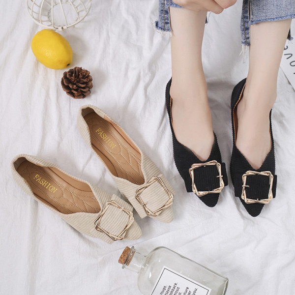 Modernūs moteriški batai plokščiu padu - smailus modelis ir metalinis elementas