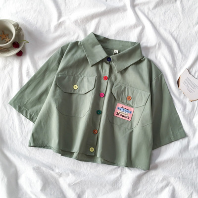 Kratka ženska košulja s dugmadima i džepovima u boji