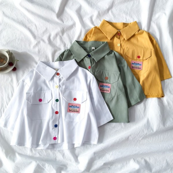 Kratka ženska košulja s dugmadima i džepovima u boji