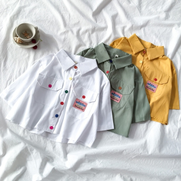 Kratka ženska košulja s dugmadima i džepovima u boji