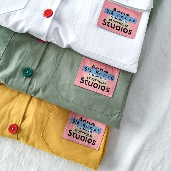 Kratka ženska košulja s dugmadima i džepovima u boji