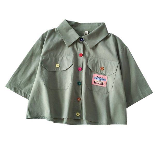 Kratka ženska košulja s dugmadima i džepovima u boji