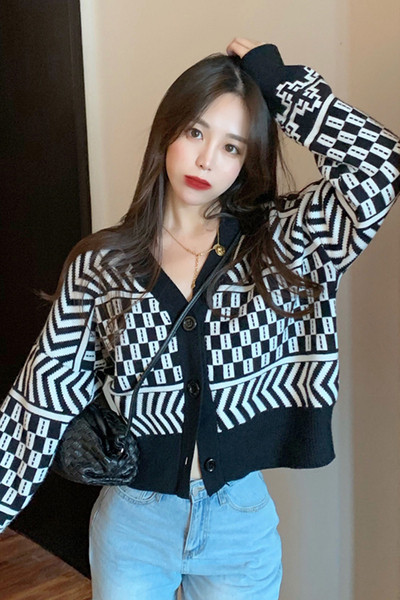 Kratki ženski kardigan s gumbima u crno-bijeloj boji