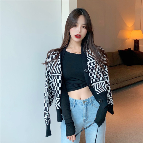 Kratki ženski kardigan s gumbima u crno-bijeloj boji