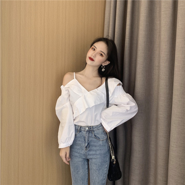 Cămașă albă de damă cu decolteu spitz și mâneci căzute