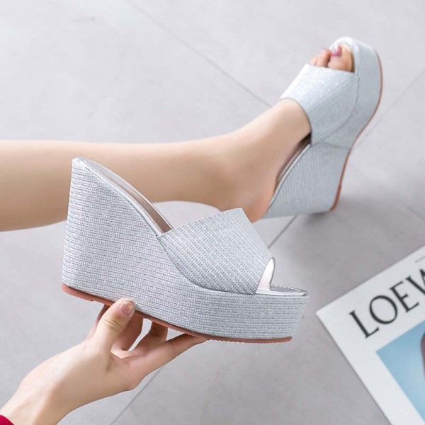 Ženske moderne papuče s platformom i sjajnim efektom