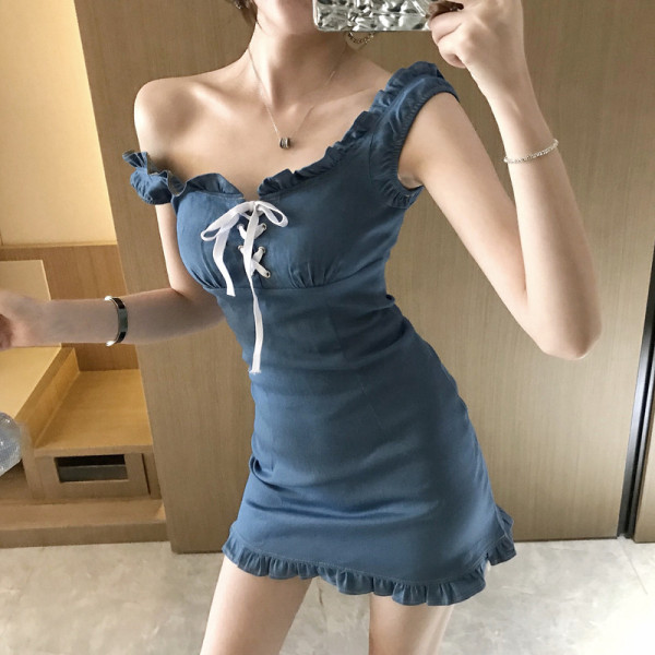 Modern női ruha illeszkedő modell nyakkendővel