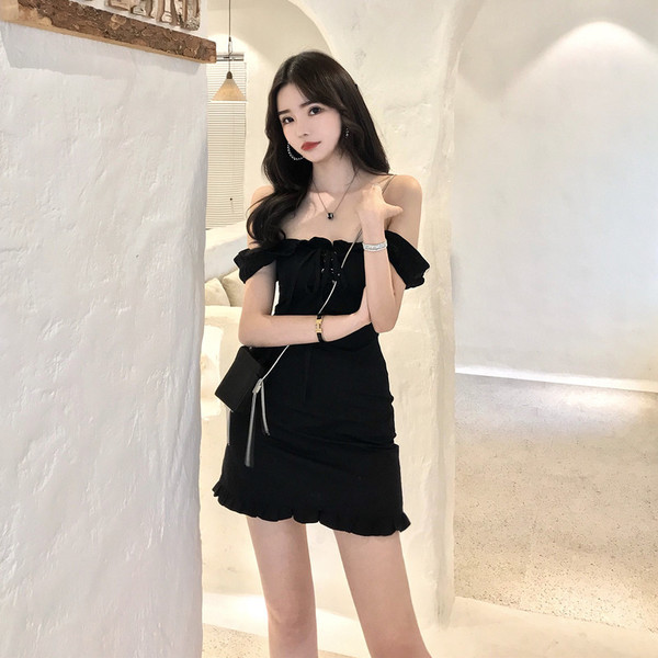 Modern női ruha illeszkedő modell nyakkendővel