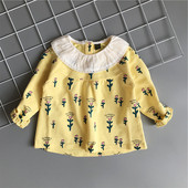 Šiuolaikiški vaikiški marškiniai su raštu ir ovalia iškirpte mergaitėms