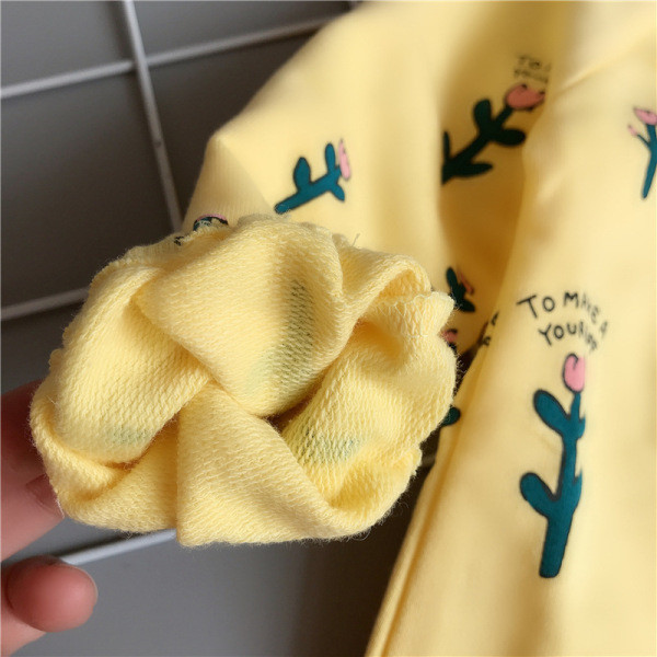 Šiuolaikiški vaikiški marškiniai su raštu ir ovalia iškirpte mergaitėms