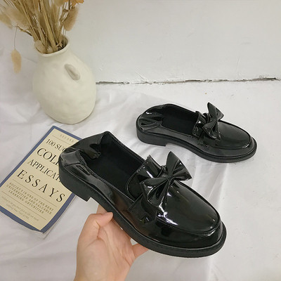 Modernas sieviešu lakādas kurpes ar lentīti