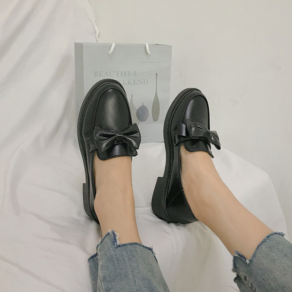 Pantofi moderni de dama din piele lacuita cu panglica