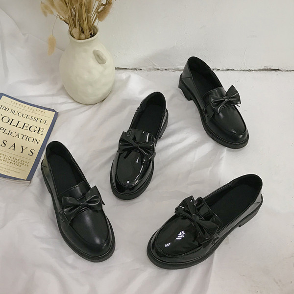 Pantofi moderni de dama din piele lacuita cu panglica