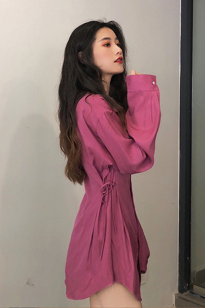 Hosszú női ing klasszikus gallérral, gombokkal és nyakkendőkkel