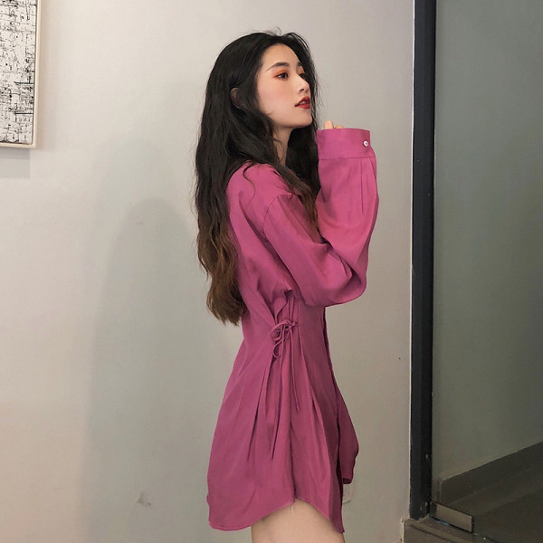 Hosszú női ing klasszikus gallérral, gombokkal és nyakkendőkkel