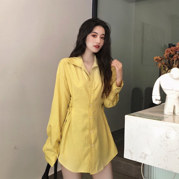 Hosszú női ing klasszikus gallérral, gombokkal és nyakkendőkkel