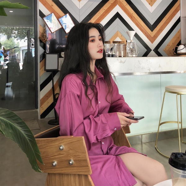 Hosszú női ing klasszikus gallérral, gombokkal és nyakkendőkkel