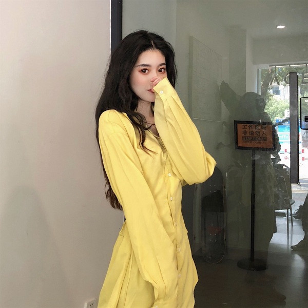 Hosszú női ing klasszikus gallérral, gombokkal és nyakkendőkkel