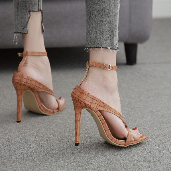 Sieviešu augstpapēžu sandales un eko-ādas siksnas