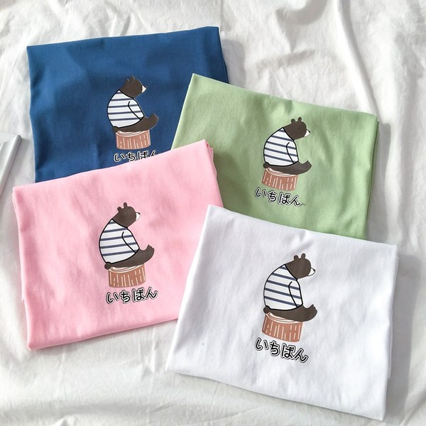 Moodne naiste t-särk O-kaelusega ja aplikatsiooniga